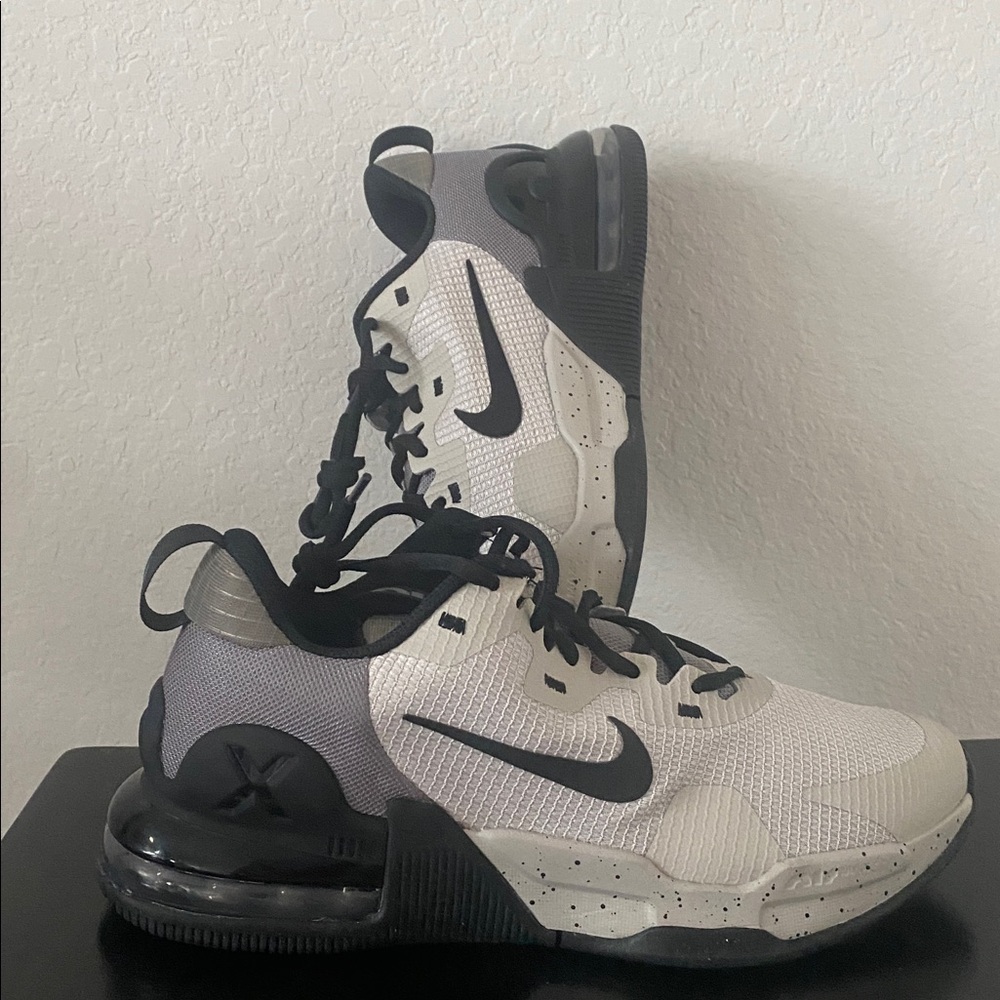 Nike Men's Athletic Shoes in Light Gray and Black